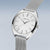 Reloj Bering con caja plateada, esfera blanca y brazalete milanés plateado