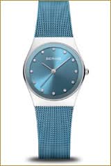 "Reloj de mujer con esfera azul, correa milanesa azul y caja redonda de acero"