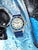 Reloj de buzo de combate con correa azul, bisel azul y esfera blanca