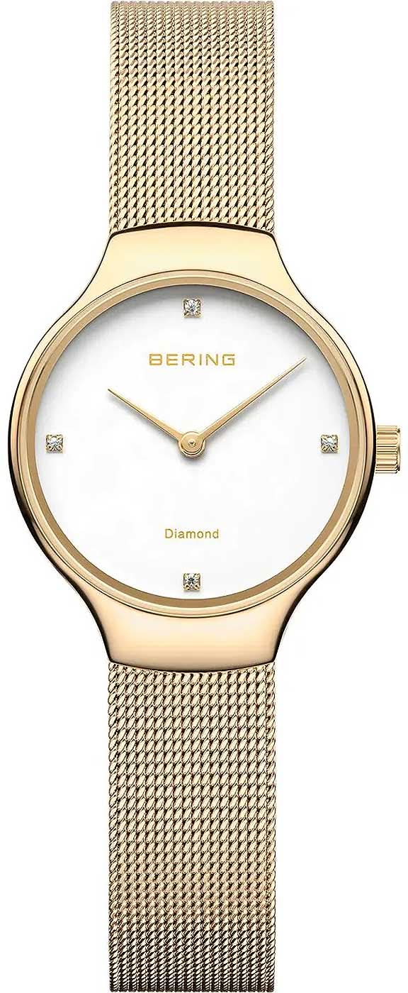 "Reloj de mujer con caja redonda dorada, esfera blanca y correa milanesa"