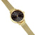 Reloj de mujer en vista oblicua: bisel redondo dorado, esfera negra, correa milanesa