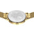 Detalle del reverso del reloj de mujer: tapa de acero inoxidable con relieve de mapa del mundo, pulsera de malla dorada