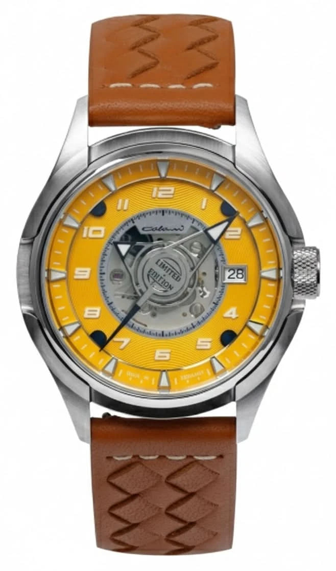 Reloj de hombre con correa de cuero marrón, esfera amarilla y ventana de fecha visible