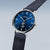 Reloj Bering para hombre con esfera azul, índices redondos y correa de malla azul