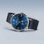 Reloj Bering para hombre con caja redonda y correa de malla azul, vista frontal en ángulo