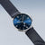 Reloj Bering para hombre con esfera azul y correa de malla azul, vista en ángulo
