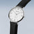 Reloj de hombre con esfera blanca, correa de cuero negra, corona visible