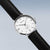 Reloj de hombre con esfera blanca, correa de cuero negra y bisel redondo
