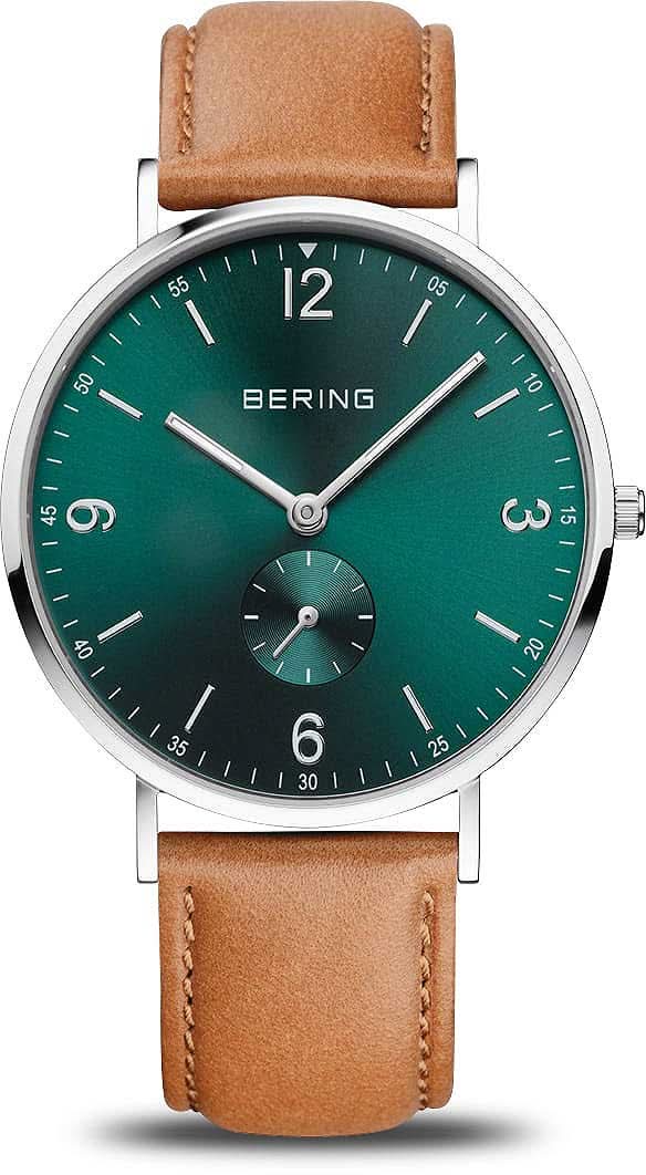 Pulsera de hombre con esfera verde, correa de cuero marrón y caja plateada.