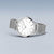 "Reloj de mujer Bering con caja redonda, esfera blanca y pulsera de malla milanesa"