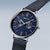 "Reloj de hombre: esfera azul, manecillas plateadas y subdiales de cronógrafo en la correa"