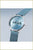 Pulsera de hombre de perfil con esfera azul y pulsera milanesa azul