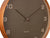 Wanduhr-Detail: kupferfarbener Rand, dunkelbraunes Zifferblatt mit Logo und Zeigern