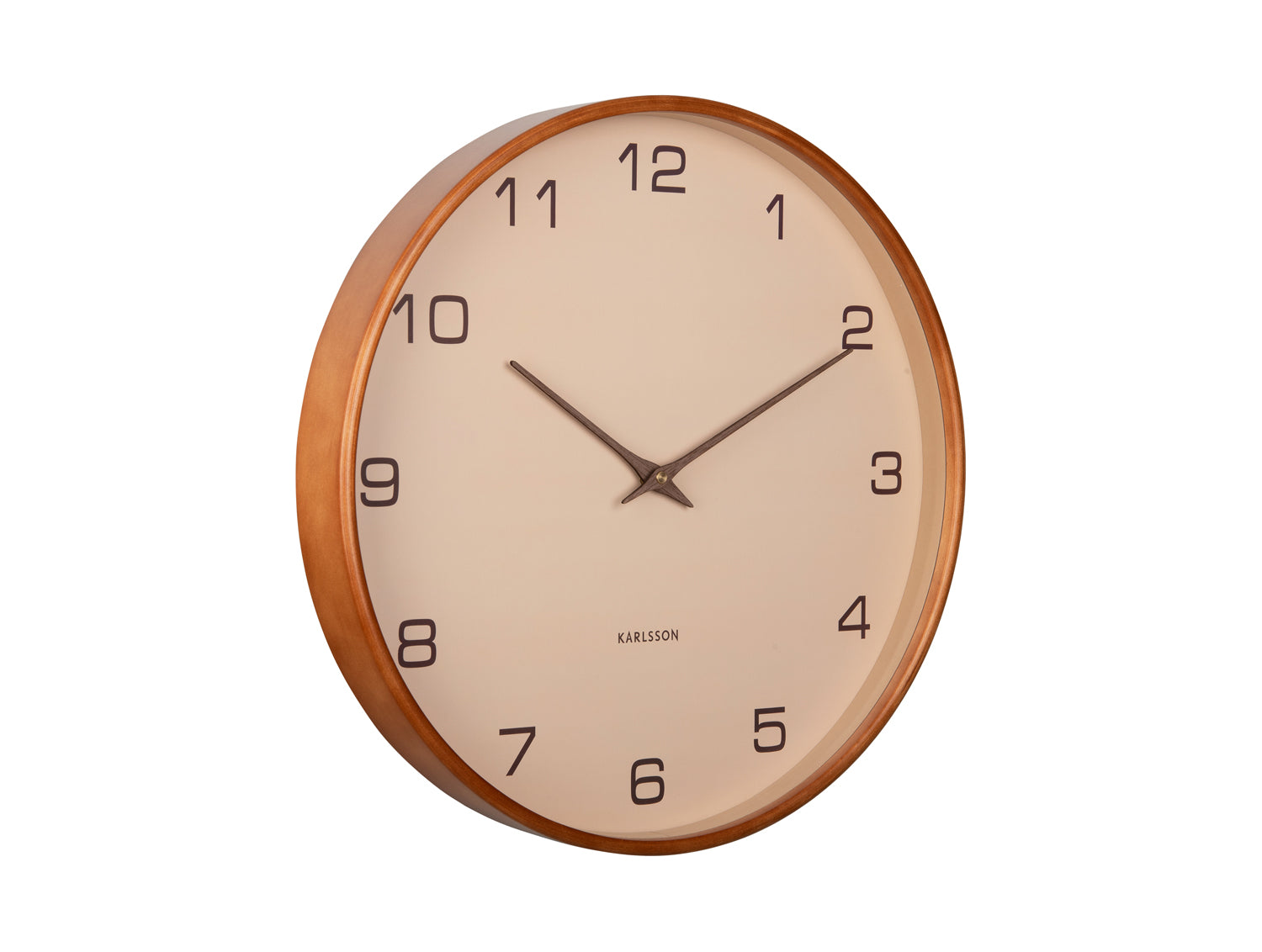 Wanduhr mit sandbraunem Holzrahmen, beigem Zifferblatt und schwarzen arabischen Ziffern