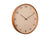 Wanduhr mit sandbraunem Holzrahmen, beigem Zifferblatt und schwarzen arabischen Ziffern