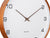 Karlsson Acento Wanduhr, Detail von Zeigern und schwarzen Stundenmarken auf weißem Zifferblatt