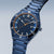 Reloj solar para hombre con esfera azul, acento naranja y correa azul