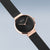 "Reloj de mujer con esfera negra, bisel en oro rosa y brazalete milanés negro"
