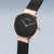 Reloj de mujer en vista transversal: esfera negra, manecillas en oro rosa, correa de Milán negra