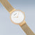 "Reloj de mujer con pulsera milanesa dorada y esfera redonda blanca"