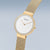 "Reloj de mujer con pulsera milanesa dorada, esfera blanca y corona"