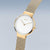 Reloj de mujer en tono dorado con esfera blanca, corona en el borde y brazalete Milanesa