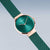 Reloj Bering para mujer con correa milanesa verde, caja en tono oro rosa y esfera verde esmeralda.