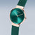 Reloj Bering para mujer: esfera verde esmeralda, caja en tono oro rosa y correa de Milanesa verde.