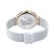 Vista trasera de reloj de pulsera: fondo de oro rosa, correa milanesa plateada con clip blanco