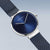 Reloj de hombre con esfera azul y juego de manecillas blanco, correa milanesa azul oscuro