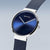 Reloj de hombre con esfera redonda azul, manecillas blancas y correa milanesa azul oscuro
