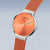 Reloj analógico con esfera naranja, caja plateada y correa milanesa naranja