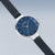 Reloj redondo de mujer con esfera azul y pulsera estrecha de malla metálica