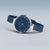 "Reloj de mujer con esfera redonda azul y correa de malla azul"