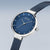 Reloj redondo de mujer con esfera azul, caja de perfil y correa milanesa
