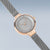 Reloj Bering para mujer con energía solar, esfera gris, bisel en oro rosa y correa Milanesa
