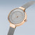 "Reloj Bering para mujer con energía solar, esfera gris, bisel en oro rosa y correa milanesa"
