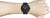 Reloj de hombre en la muñeca con esfera negra y correa de silicona negra