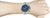 Pulsera de hombre en la muñeca con esfera de cronógrafo azul, brazalete de acero inoxidable
