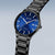 Reloj para hombre con esfera azul, correa de titanio negra y visualización de fecha a las 8