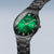 Reloj de hombre, vista lateral, con esfera verde, índices blancos y correa negra