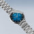 Pulsera de hombre con esfera azul, brazalete de titanio plateado y marcadores de hora