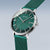 Reloj de hombre de frente: esfera verde, manecillas e índices plateados, correa de malla verde