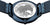 Fondo de reloj de mujer con grabado de globo terráqueo, indicación de acero inoxidable y correa milanesa azul.