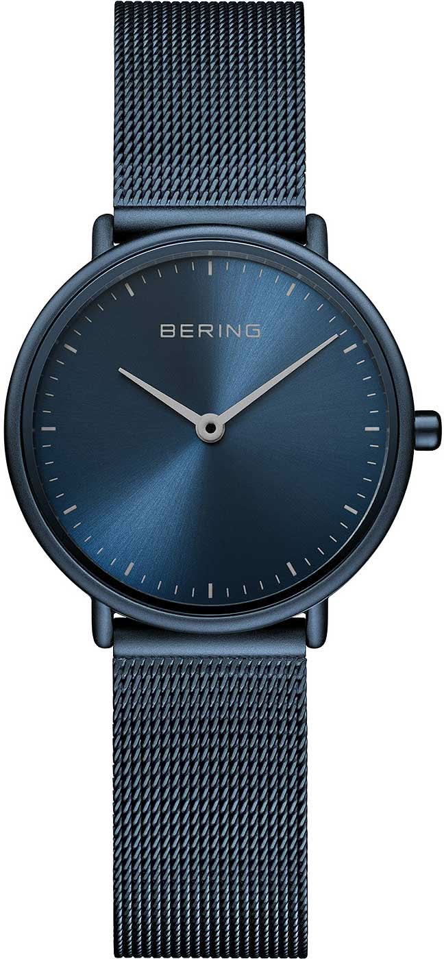 "Reloj de mujer con esfera azul, bisel estrecho azul y correa milanesa azul."