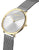 Reloj de hombre primer plano: esfera blanca, bisel dorado y correa de malla plateada.