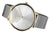 Reloj de hombre con esfera blanca, manecillas doradas y correa de malla plateada.