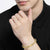 Pulsera de cadena de eslabones de oro amarillo en la muñeca