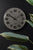 Wanduhr mit 3D-Ziffern, graues Zifferblatt, silberfarbener Rand, schwarze Zeiger