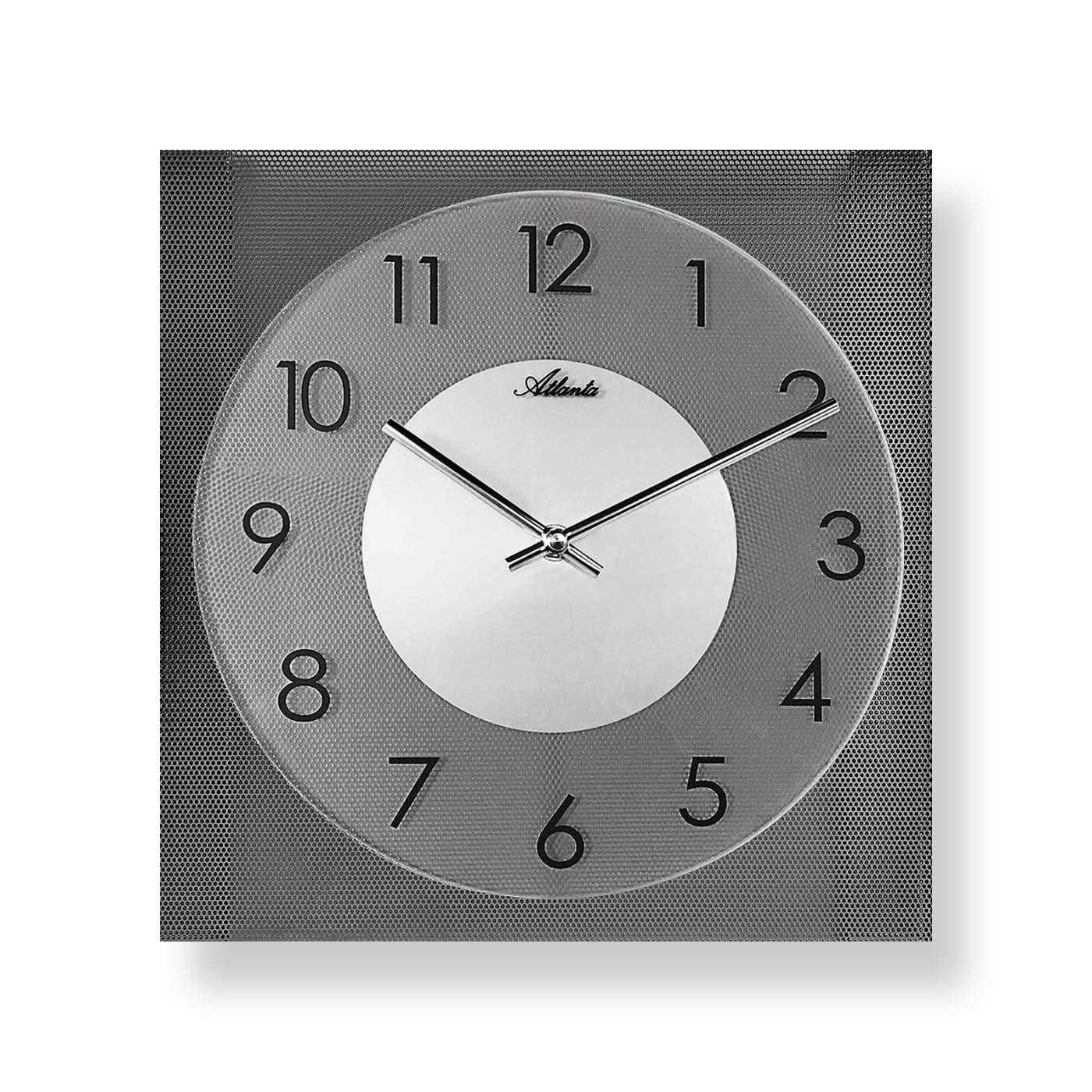 Reloj de pared moderno con esfera gris, borde plateado, números del 1 al 12 y manecillas (Atlanta)